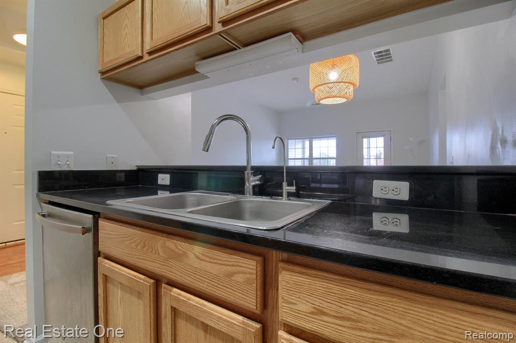 2672 S KNIGHTSBRIDGE Circle, Ann Arbor, MI 48105 — Photo 12