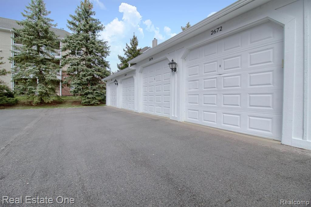 2672 S KNIGHTSBRIDGE Circle, Ann Arbor, MI 48105 — Photo 22