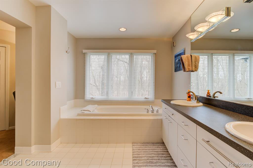 7298 VILLAGE SQUARE Drive, West Bloomfield, MI — Photo 41