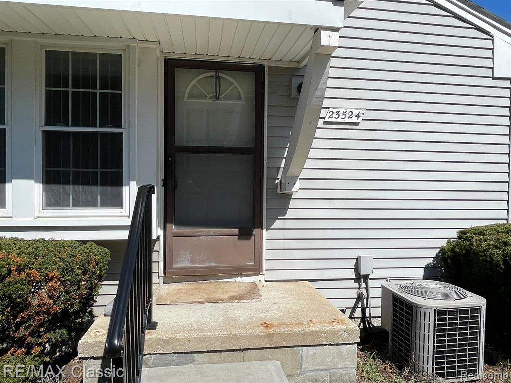 23524 WOODSHIRE Court, 137, Novi, MI — Photo 4