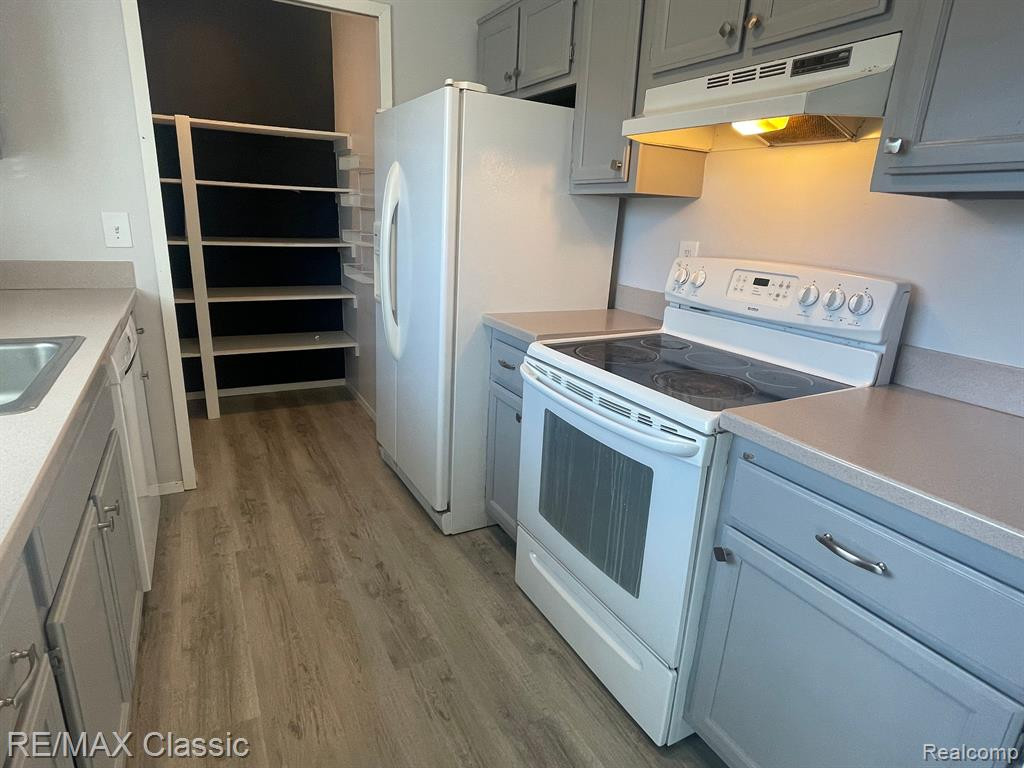 23524 WOODSHIRE Court, 137, Novi, MI — Photo 6