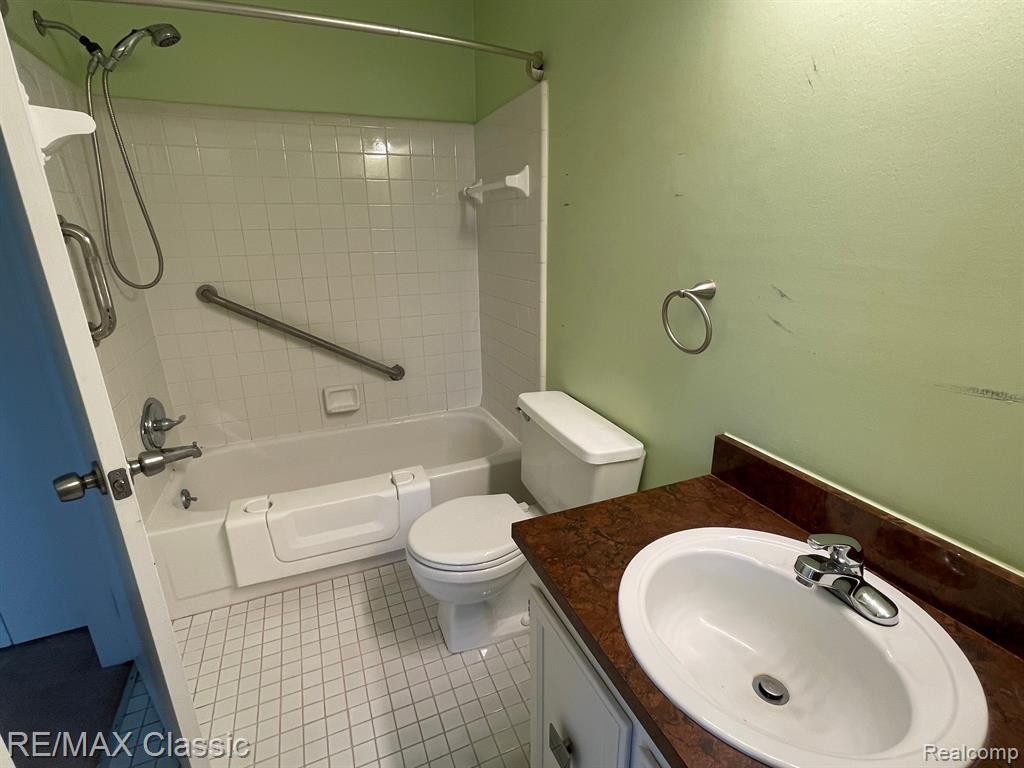 23524 WOODSHIRE Court, 137, Novi, MI — Photo 16