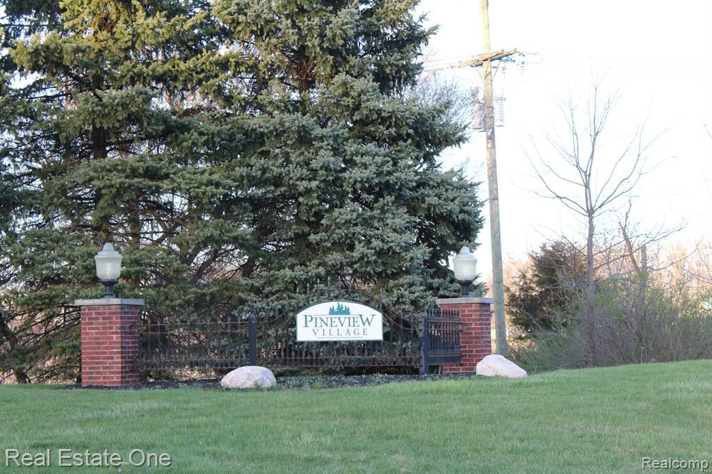 2202 KNOTTY PINE Trail, 124, Howell, MI 48855 — Photo 2