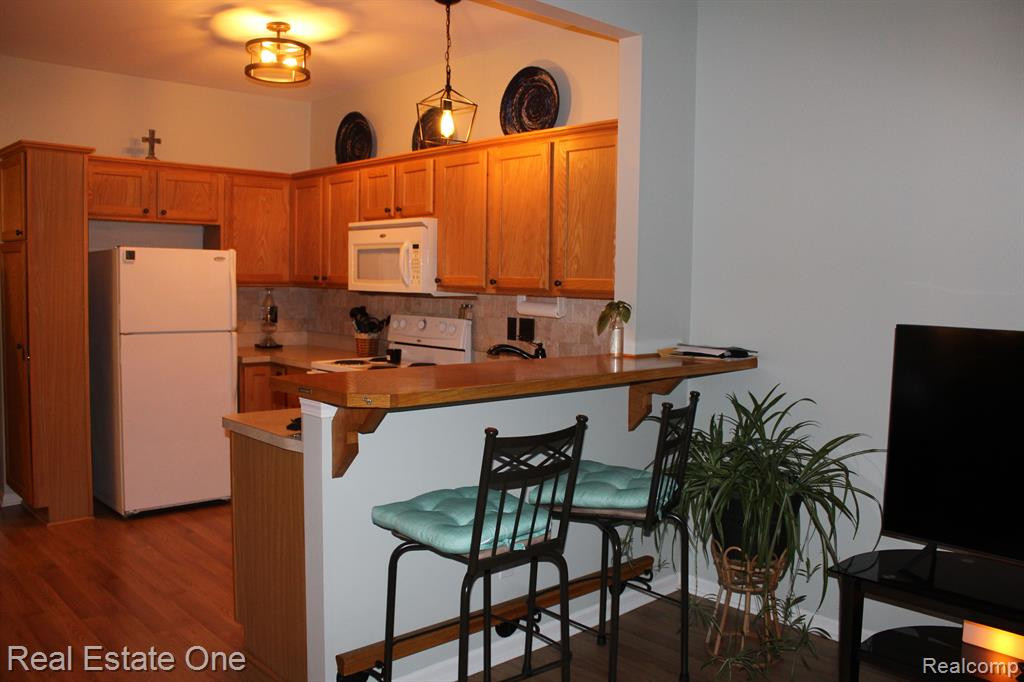 2202 KNOTTY PINE Trail, 124, Howell, MI 48855 — Photo 10