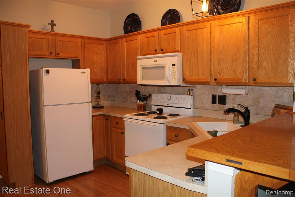 2202 KNOTTY PINE Trail, 124, Howell, MI 48855 — Photo 11