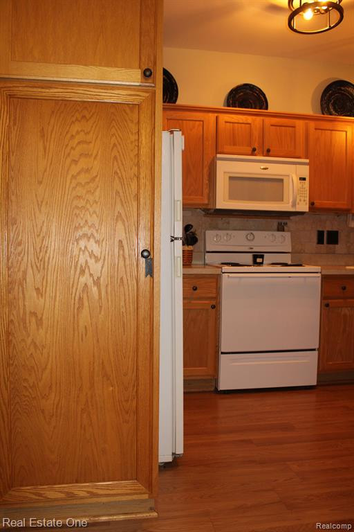 2202 KNOTTY PINE Trail, 124, Howell, MI 48855 — Photo 12