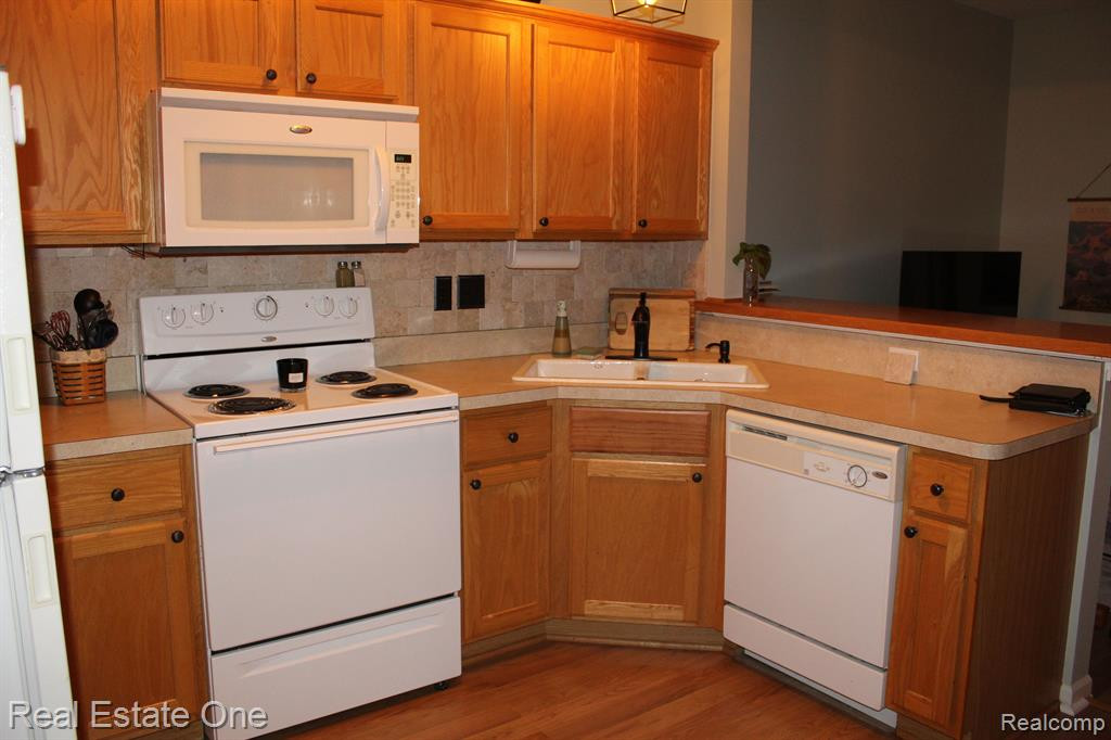 2202 KNOTTY PINE Trail, 124, Howell, MI 48855 — Photo 13