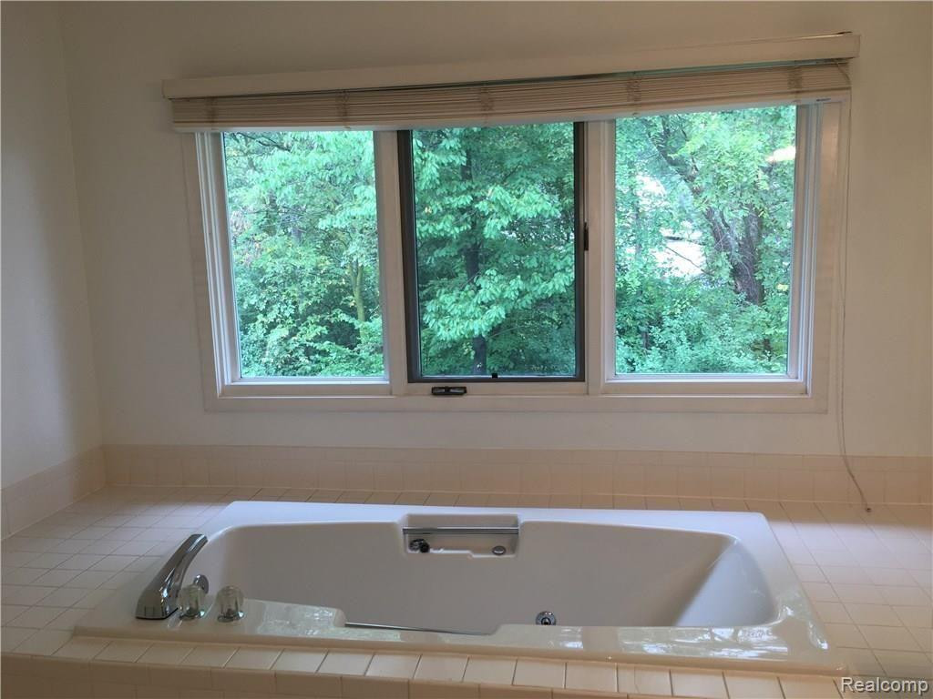 4702 MADA Court, West Bloomfield, MI — Photo 17