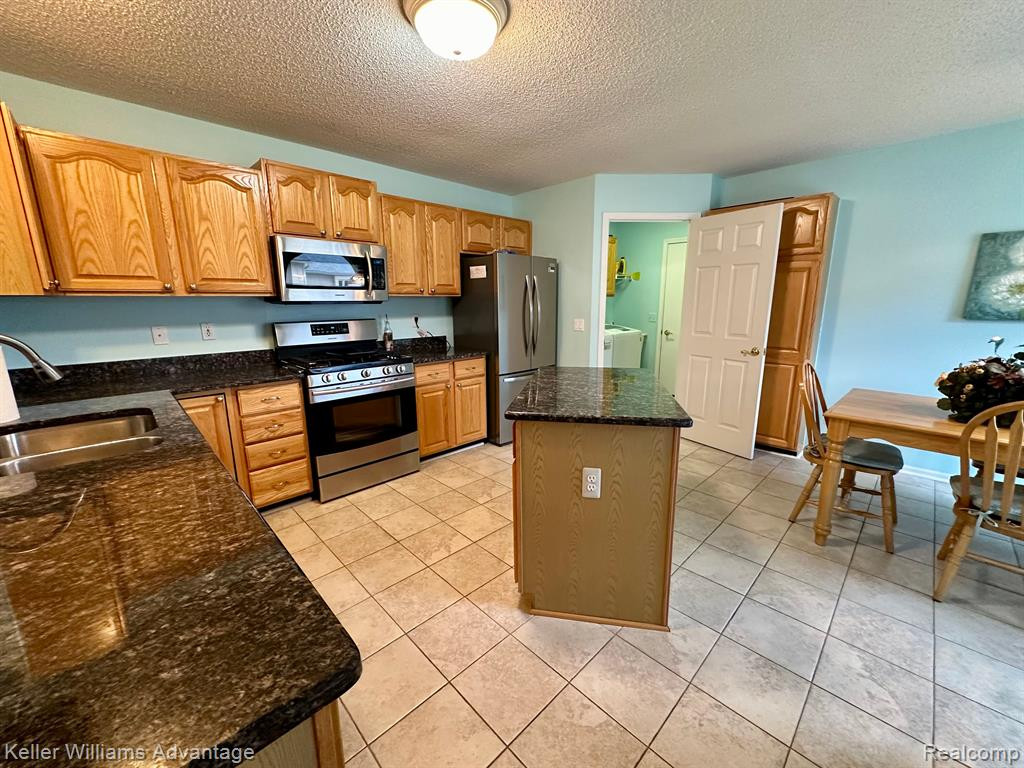 35310 Lone Pine Lane, Farmington Hills, MI 48335 — Photo 9