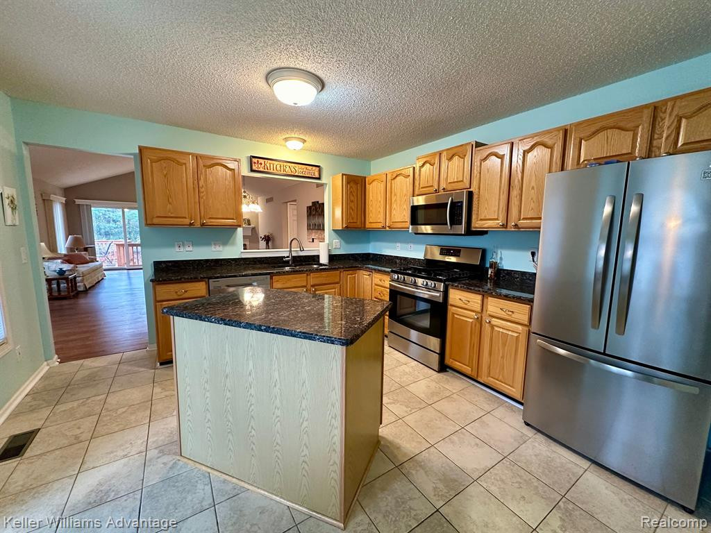 35310 Lone Pine Lane, Farmington Hills, MI 48335 — Photo 10
