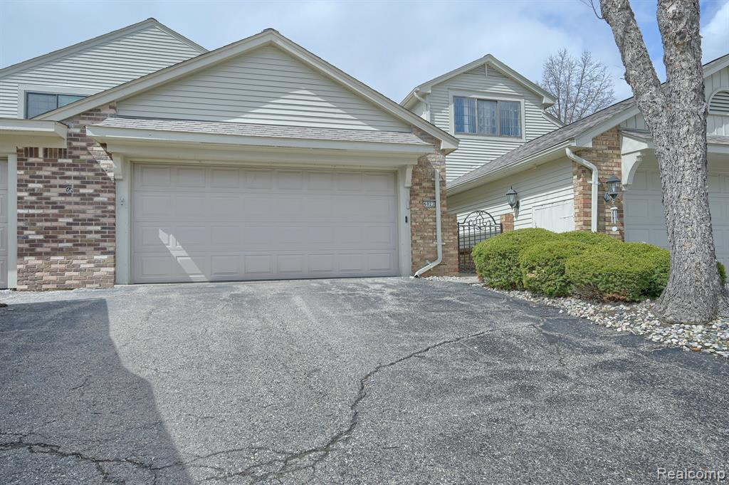 6023 PEBBLE LANE Court, West Bloomfield, MI — front exterior