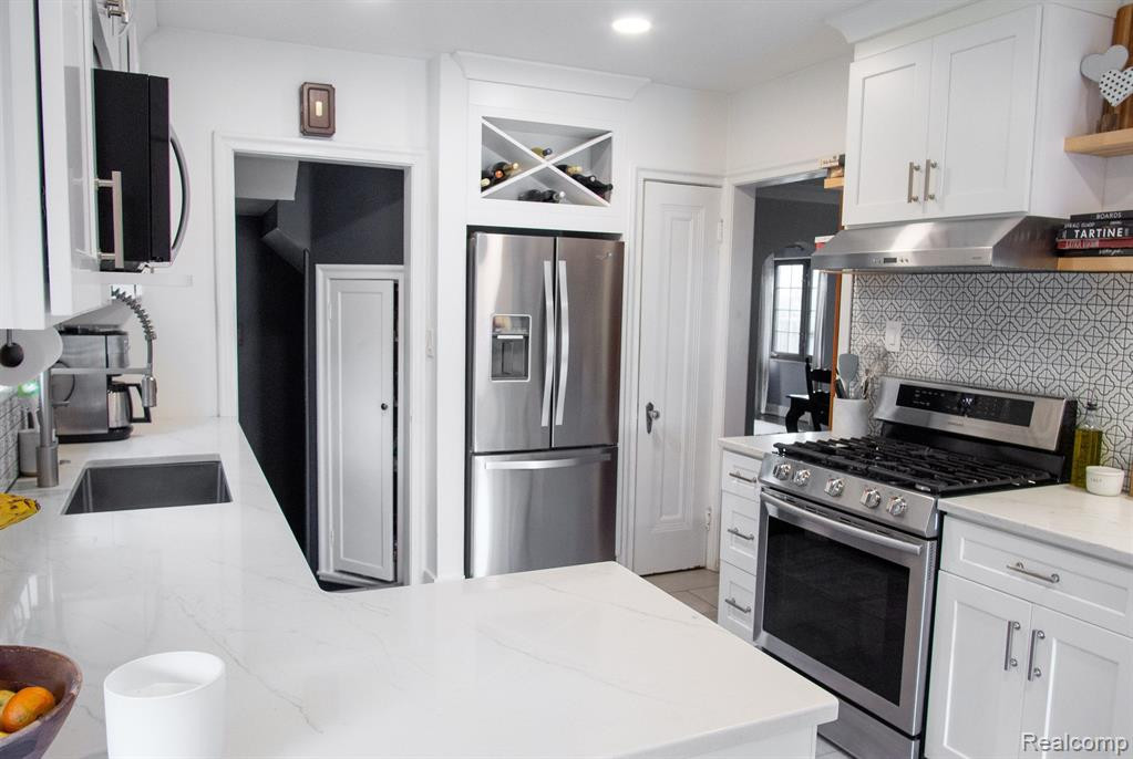 725 LINCOLN Road, Grosse Pointe, MI 48230 — Photo 12