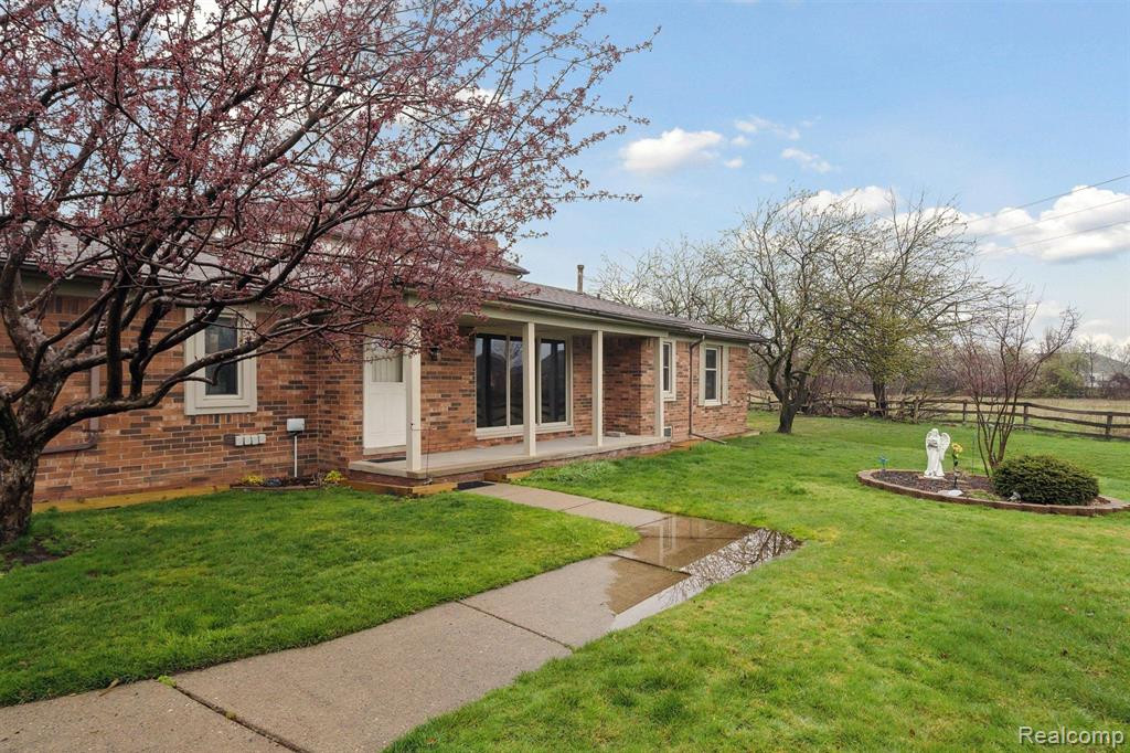 49420 MAYFLOWER, 57, Shelby Twp, MI 48315 — Photo 2