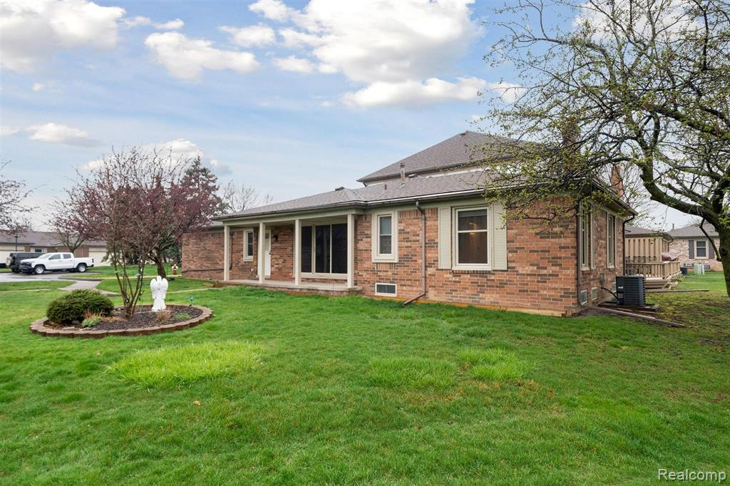 49420 MAYFLOWER, 57, Shelby Twp, MI 48315 — Photo 3