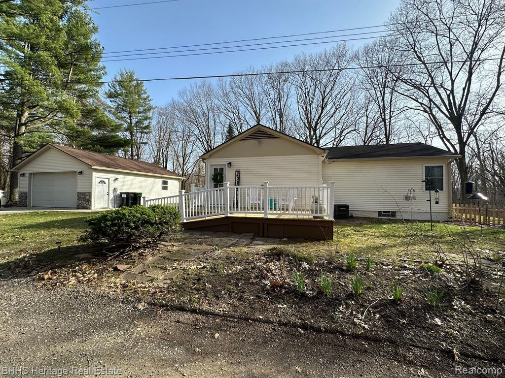 5625 FERNLANDS, Pinckney, MI 48169 — front exterior