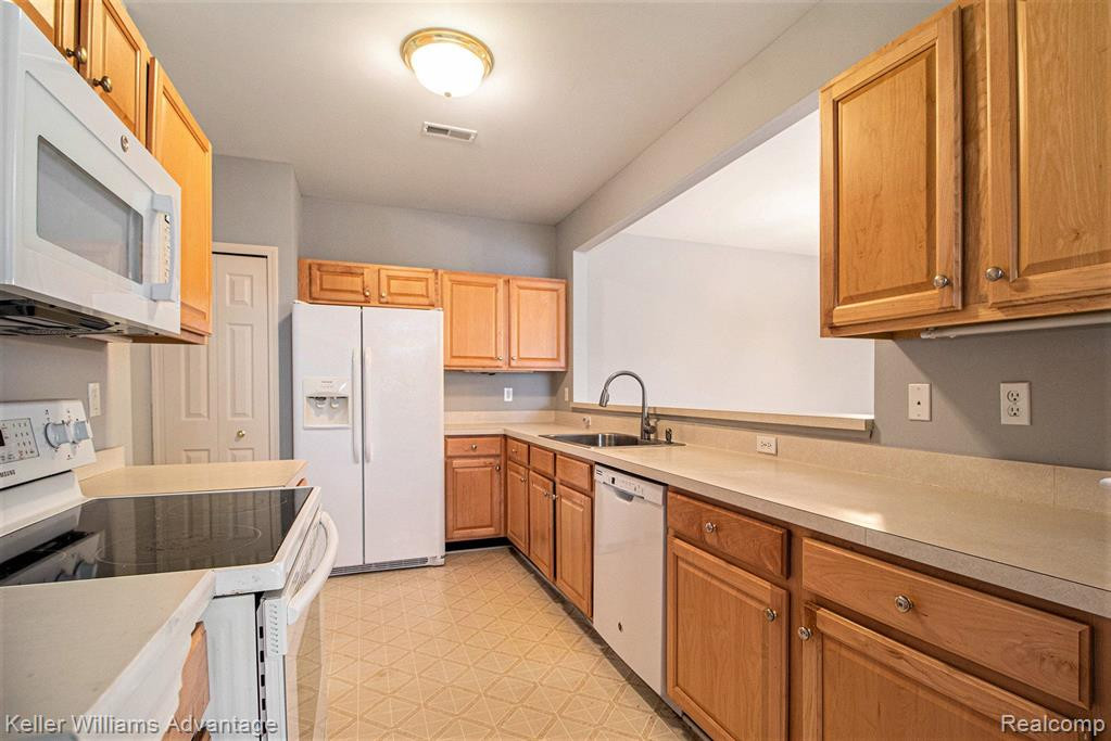 16747 Carriage Way, Northville, MI 48168 — Photo 7