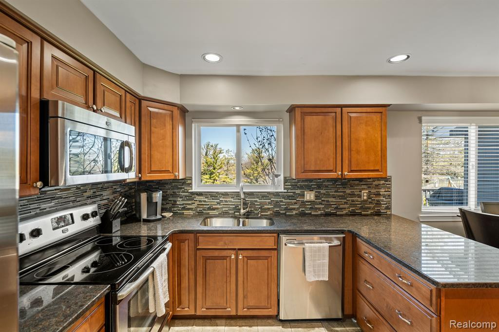 840 DAHLIA Lane, Rochester Hills, MI 48307 — Photo 27