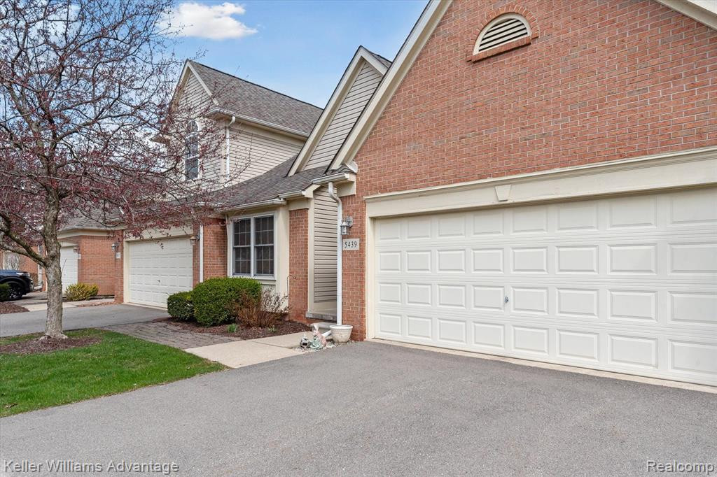 5437 ELMHURST Drive, 62, Trenton, MI 48183 — Photo 2