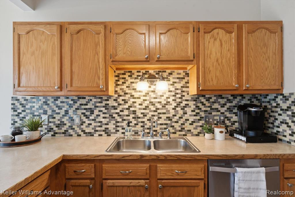 5437 ELMHURST Drive, 62, Trenton, MI 48183 — Photo 8