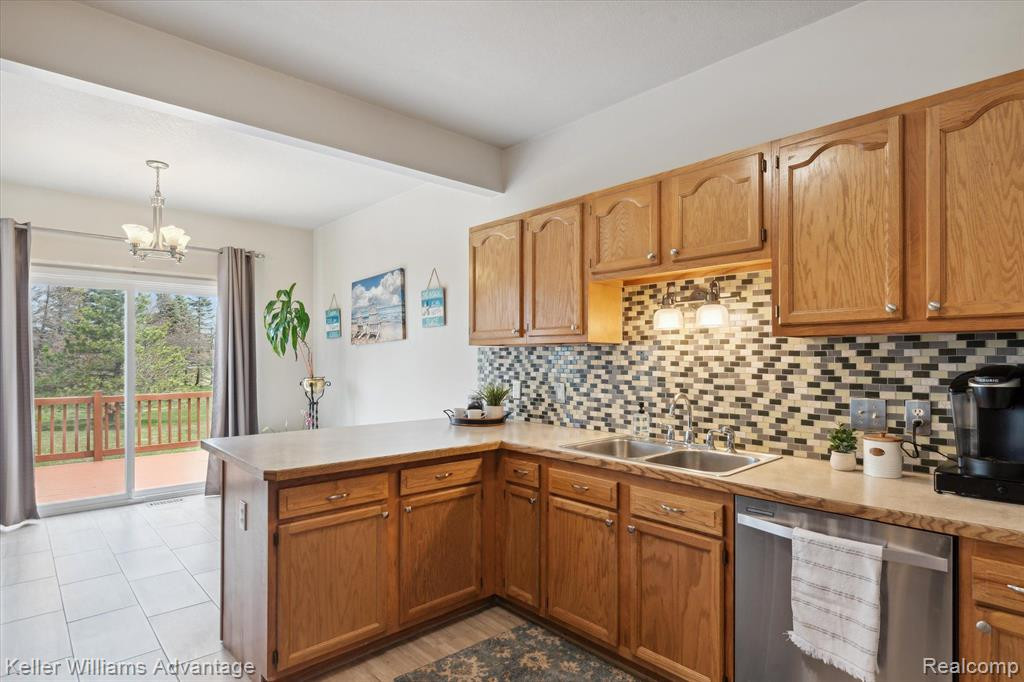 5437 ELMHURST Drive, 62, Trenton, MI 48183 — Photo 9