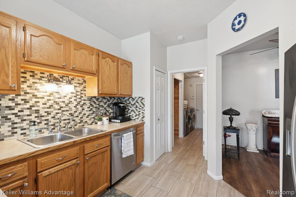 5437 ELMHURST Drive, 62, Trenton, MI 48183 — Photo 11