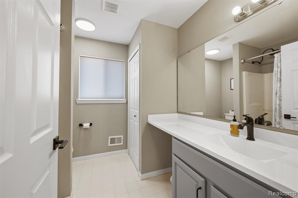 7854 GREENE FARM Drive, Ypsilanti, MI 48197 — Photo 20