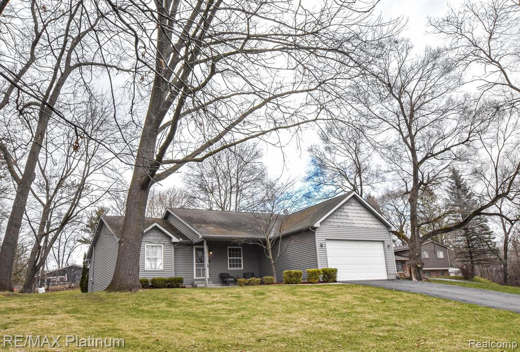 4067 ENGLAND BEACH Road, White Lake, MI 48383 — front exterior