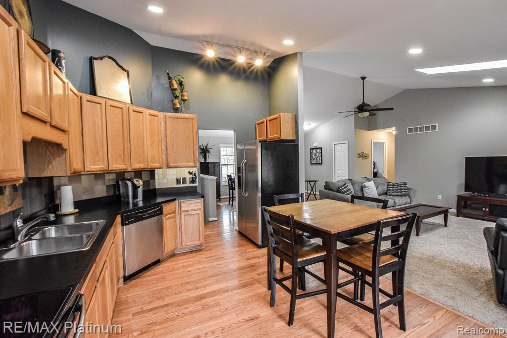 4067 ENGLAND BEACH Road, White Lake, MI 48383 — Photo 18