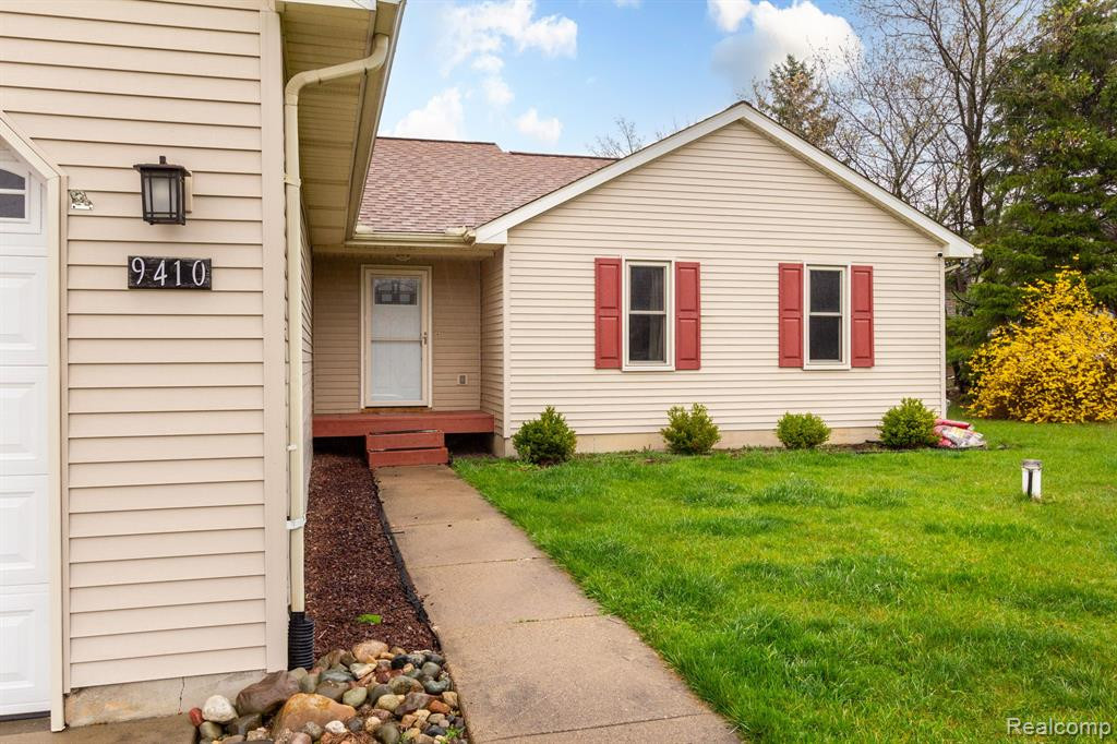 9410 MICHIGAMME Road, Clarkston, MI 48348 — Photo 3