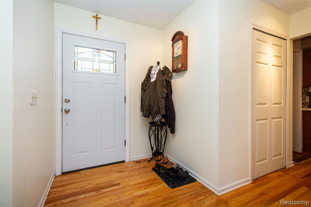9410 MICHIGAMME Road, Clarkston, MI 48348 — Photo 5