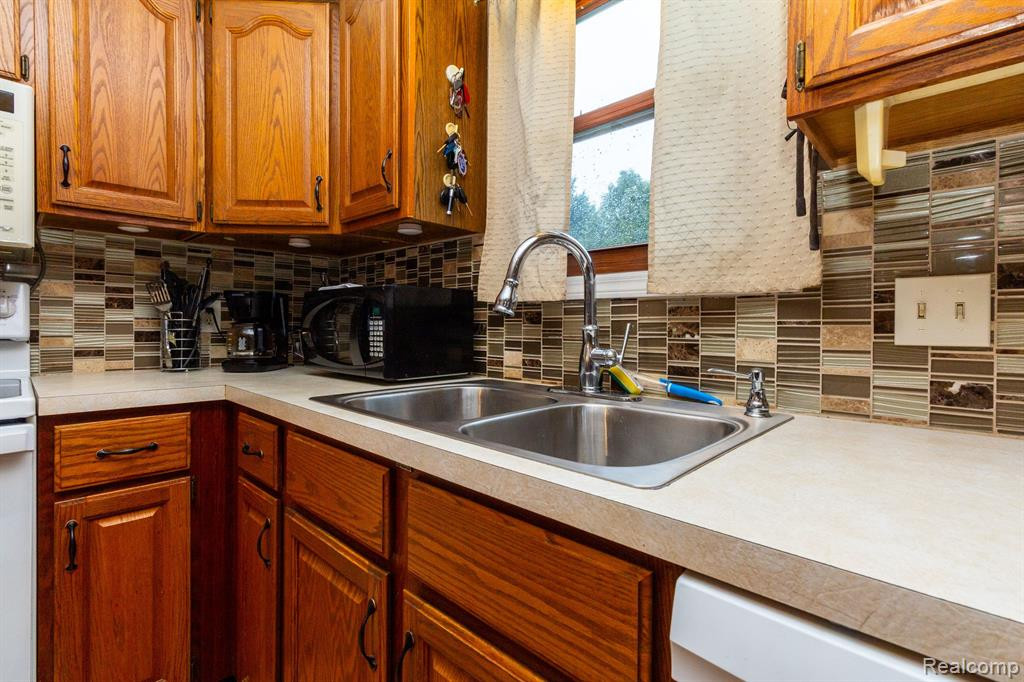 9410 MICHIGAMME Road, Clarkston, MI 48348 — Photo 11