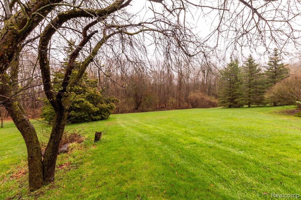 9410 MICHIGAMME Road, Clarkston, MI 48348 — Photo 26