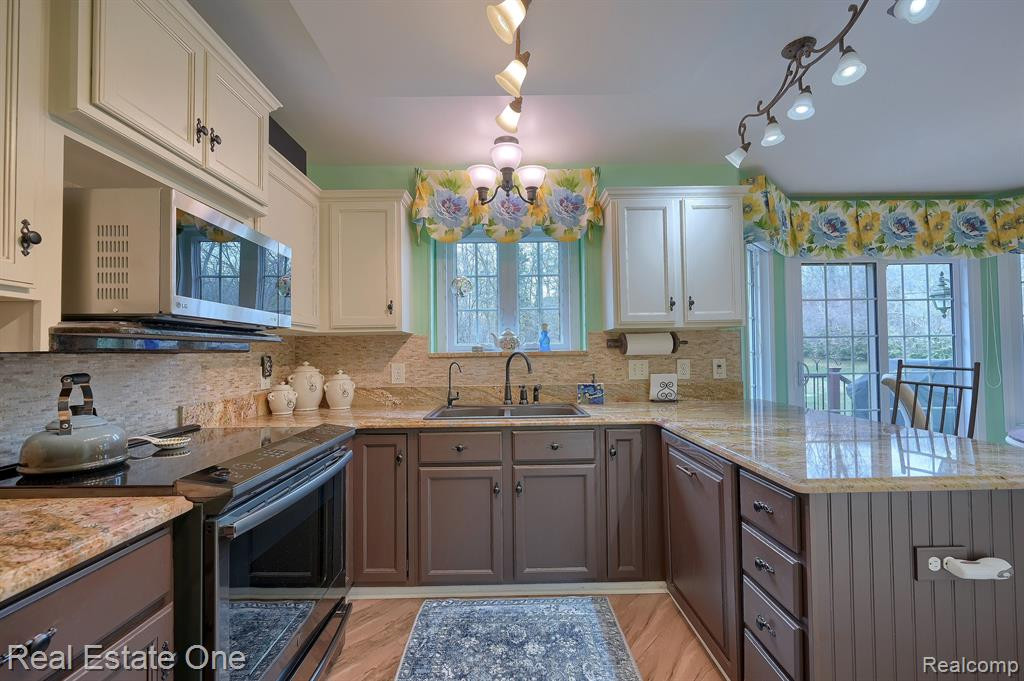 5720 GARNET Circle, Clarkston, MI 48348 — Photo 14