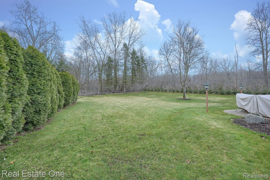 5720 GARNET Circle, Clarkston, MI 48348 — Photo 35