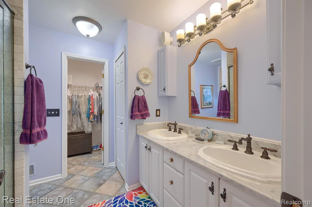 5720 GARNET Circle, Clarkston, MI 48348 — Photo 36