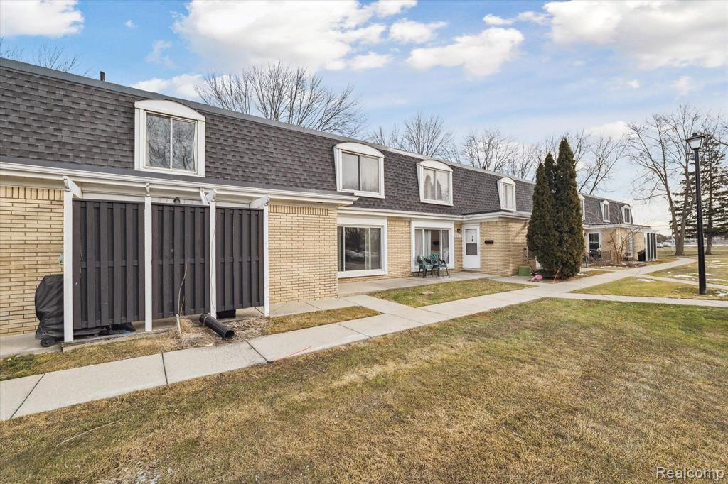 29864 City Center Drive, 4, Warren, MI 48093 — Photo 2