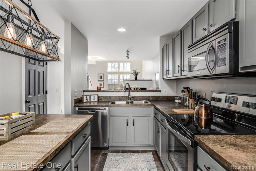 623 VILLAGE Lane, Milford, MI 48381 — Photo 15