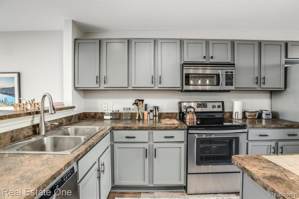 623 VILLAGE Lane, Milford, MI 48381 — Photo 17