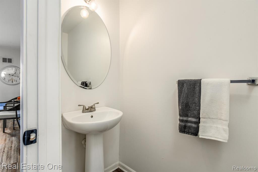 623 VILLAGE Lane, Milford, MI 48381 — Photo 22
