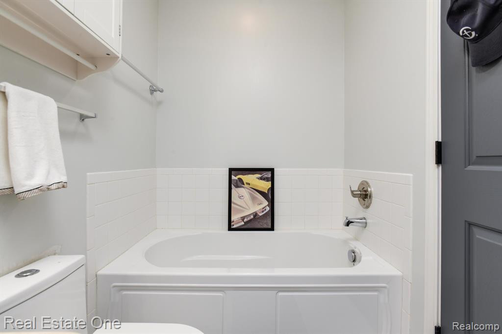 623 VILLAGE Lane, Milford, MI 48381 — Photo 26