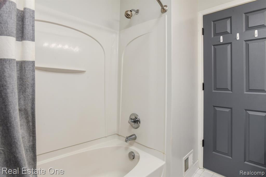 623 VILLAGE Lane, Milford, MI 48381 — Photo 31