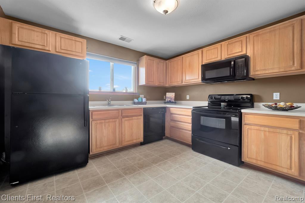 402 MARIGOLD Circle, 88, Westland, MI — Photo 12