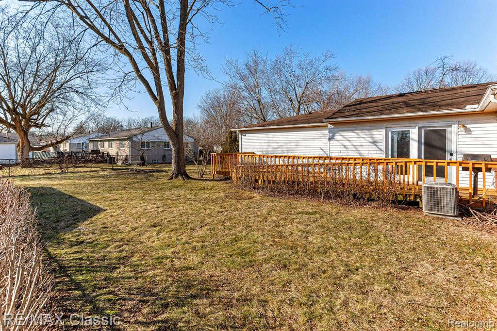 9812 Barkley Street, Belleville, MI 48111 — Photo 32