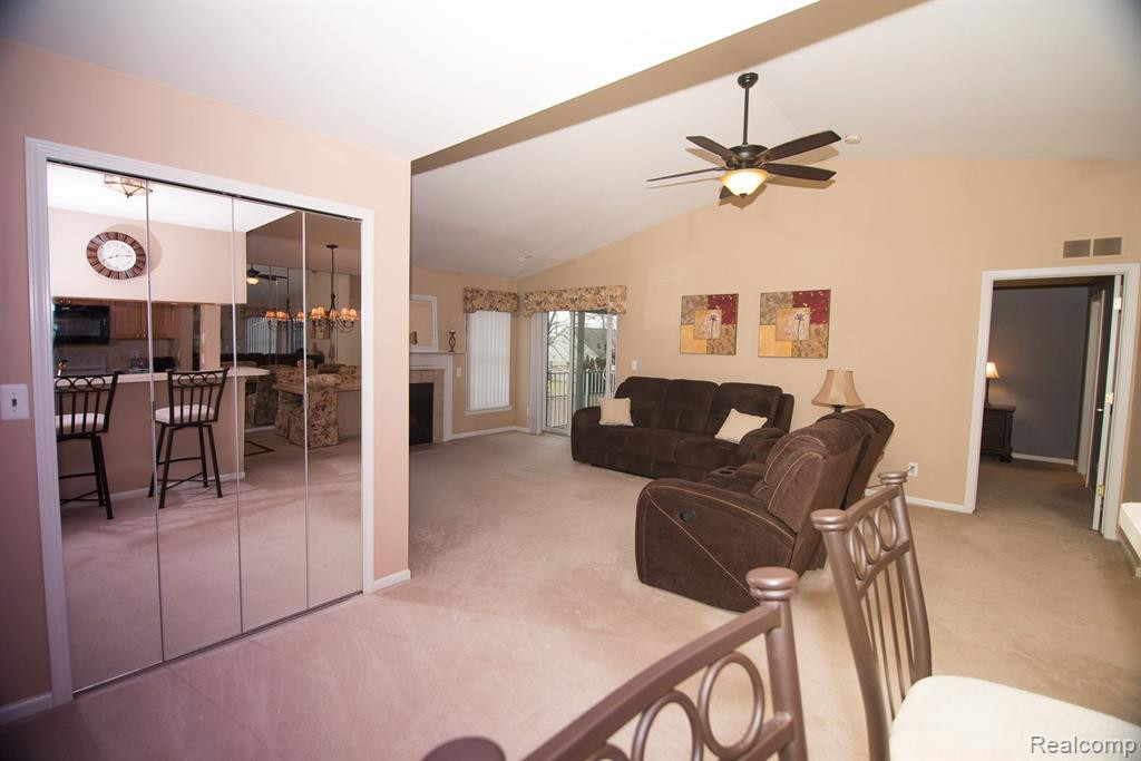 4376 BERKSHIRE Drive, Sterling Heights, MI 48314 — Photo 4