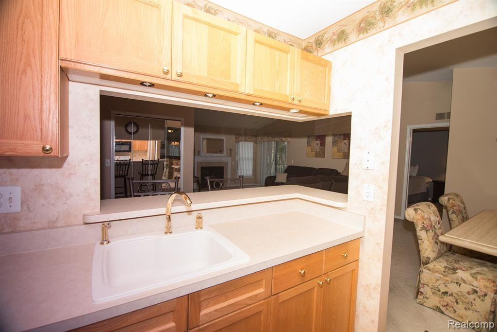 4376 BERKSHIRE Drive, Sterling Heights, MI 48314 — Photo 10