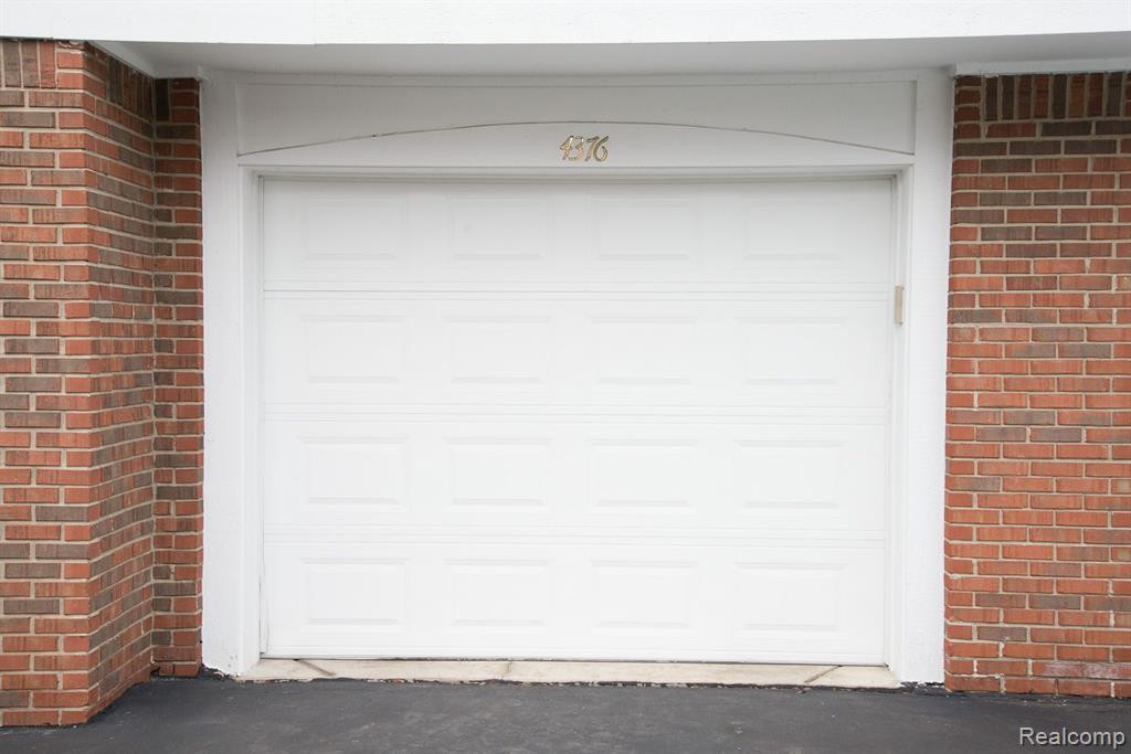 4376 BERKSHIRE Drive, Sterling Heights, MI 48314 — Photo 32