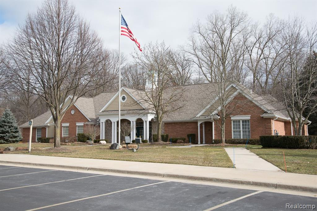 4376 BERKSHIRE Drive, Sterling Heights, MI 48314 — Photo 34