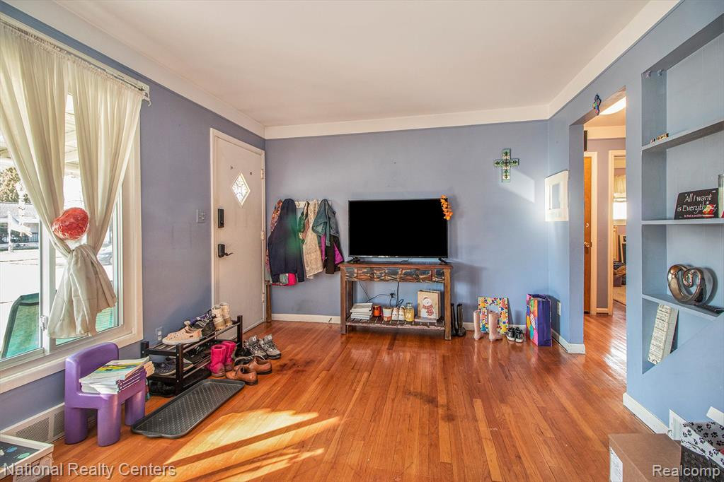 6918 GILMAN Street, Garden City, MI — Photo 4