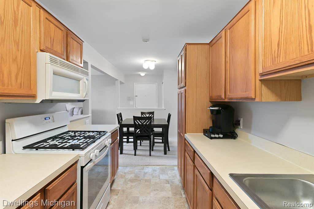 44489 SAVERY Drive, Canton, MI 48187 — Photo 10