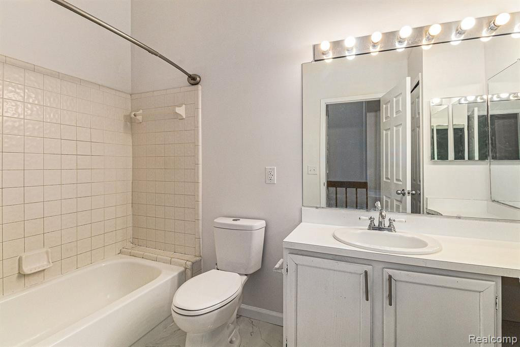 31216 COUNTRY, UNIT 215, Farmington Hills, MI 48331 — Photo 14